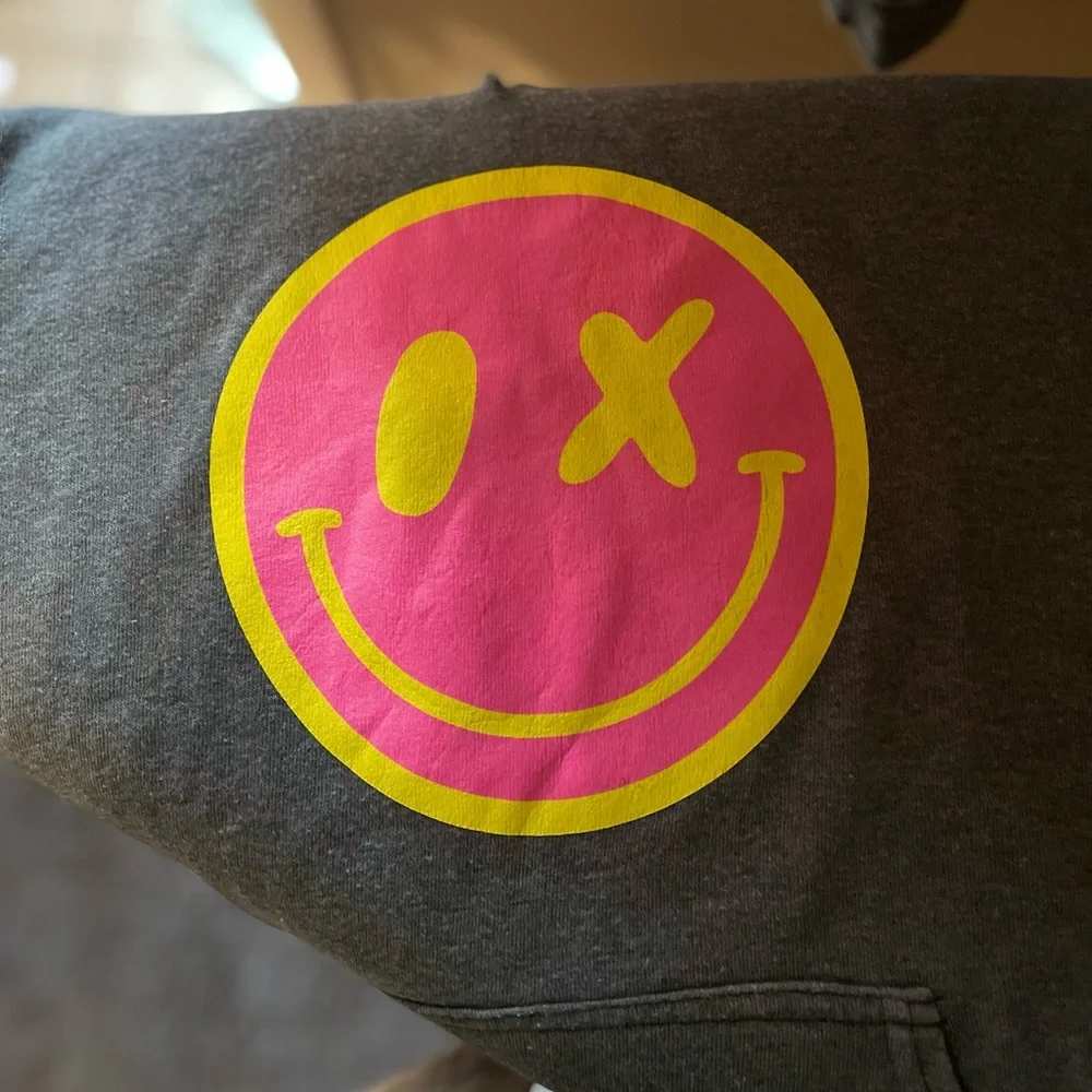 Junk Food Women’s Pullover Hoodie Gray Pink Smiley Face Top, XL